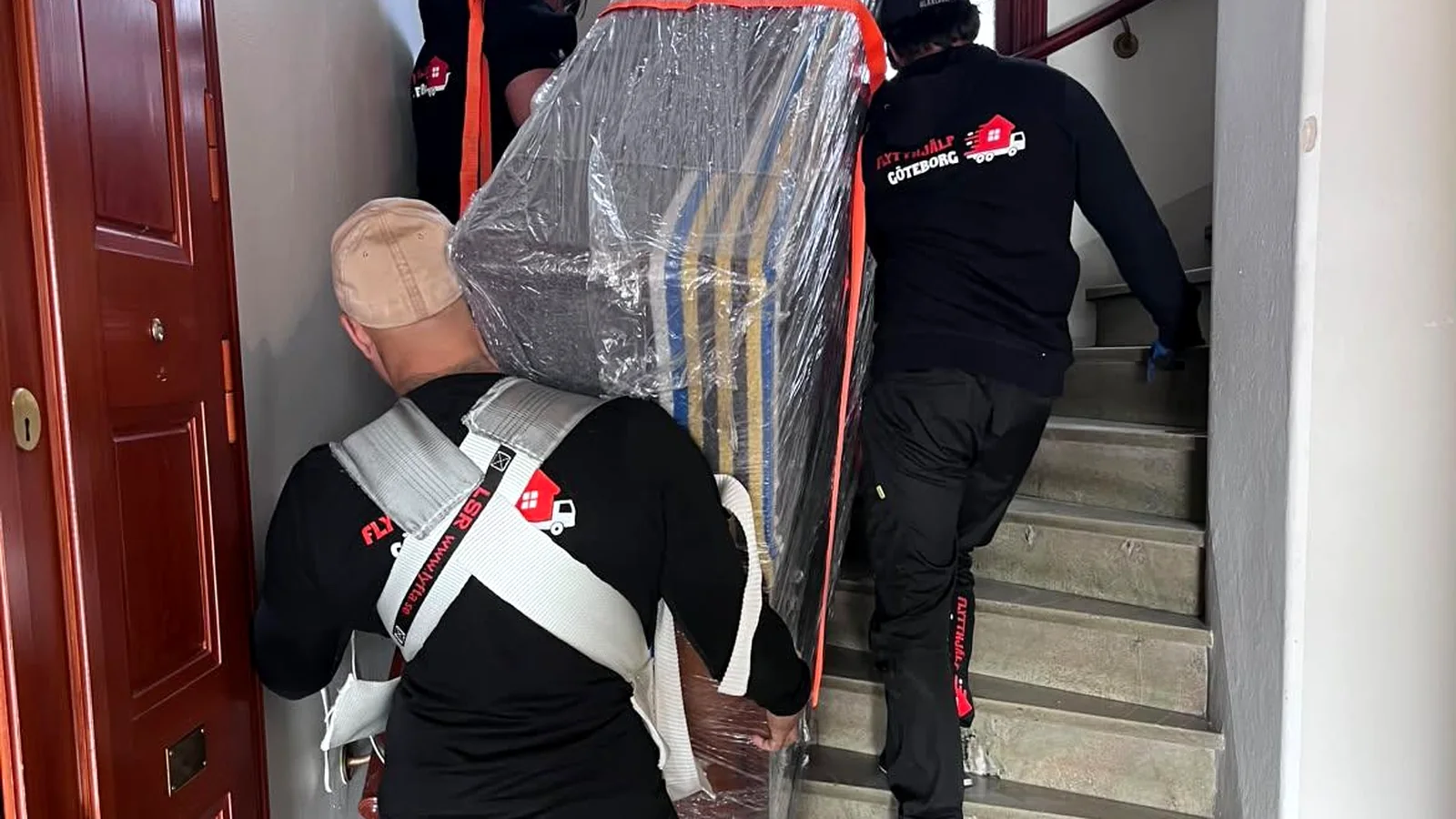 Flytthjälp Borås vid piano och tunglyft